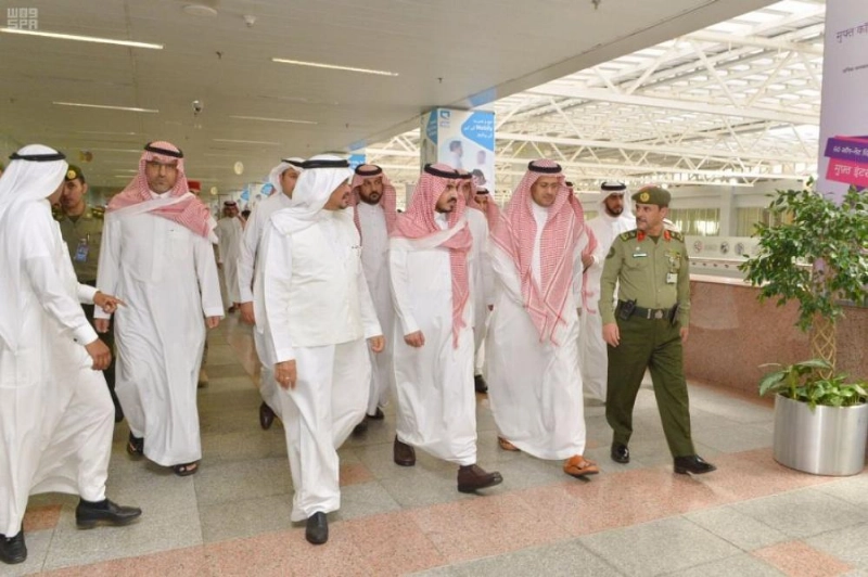 بدر بن سلطان يتفقد مجمع صالات الحج والعمرة بمطار الملك عبدالعزيز الدولي