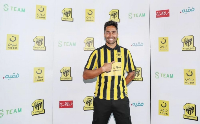 اللاعب لويس خيمينيز بشعار الاتحاد