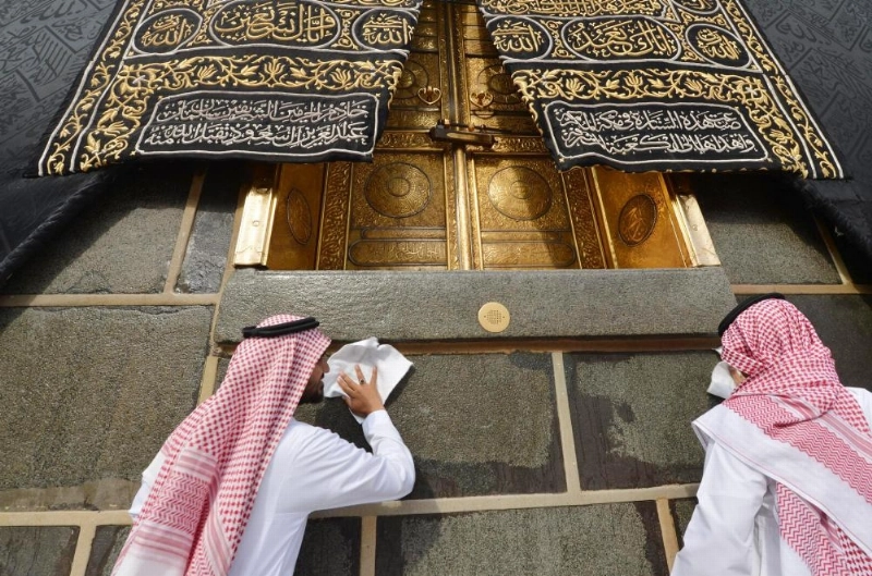 من أعمال الفرش والنظافة بالمسجد الحرام (مكة)