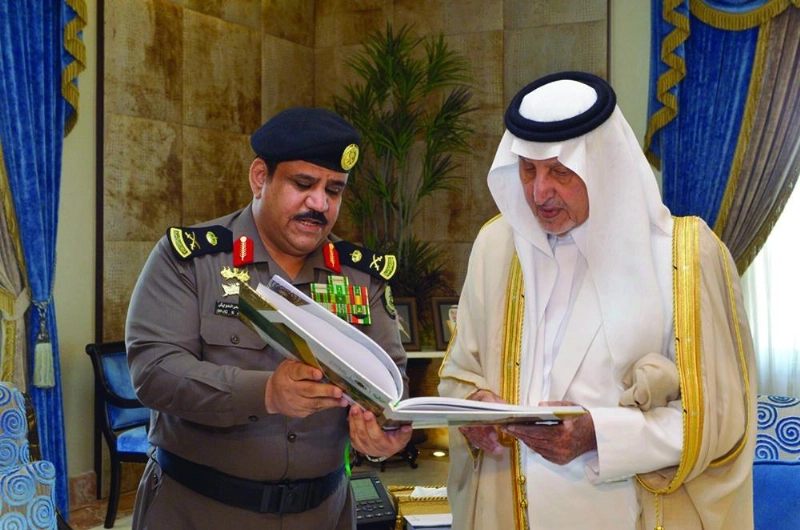 خالد الفيصل مطلعا على التقرير (مكة)