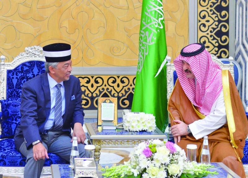 السلطان عبدالله وفي استقباله مشعل بن ماجد (واس)
