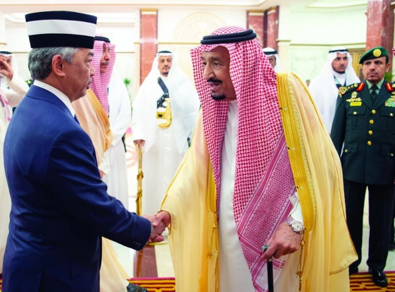 الملك سلمان خلال استقباله السلطان عبدالله بجدة أمس (واس)