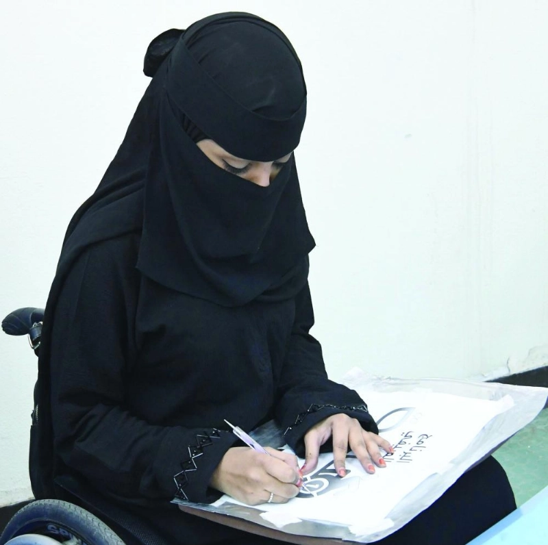 فتاة خلال مشاركتها في المعرض (مكة)