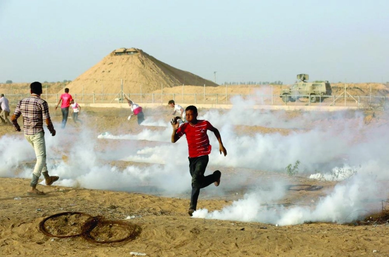محتجون فلسطينيون في غزة (د ب أ)