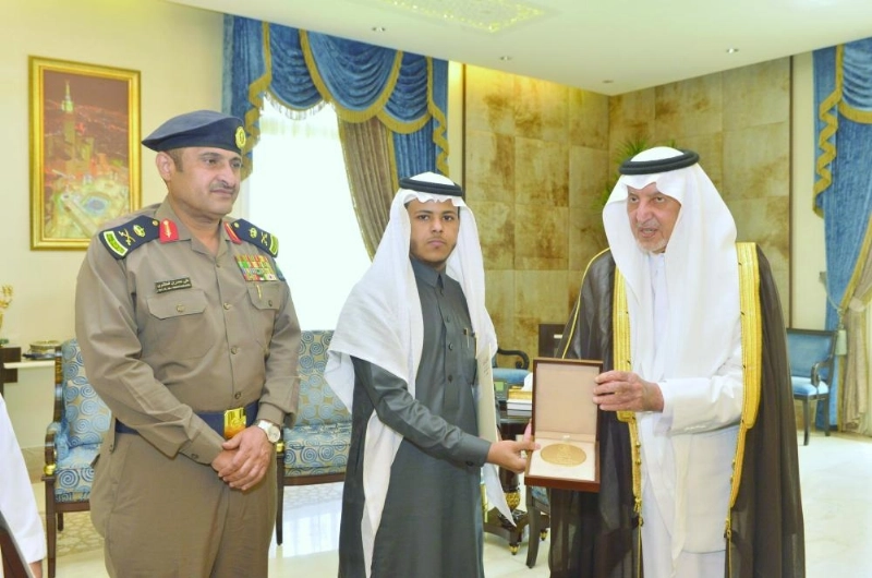 خالد الفيصل لدى تكريمه أحد الشباب (مكة)
