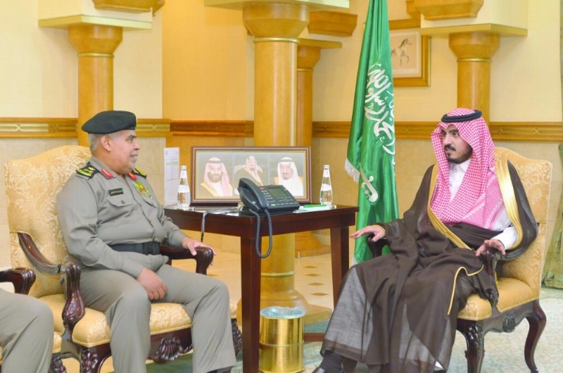 بدر بن سلطان خلال استقباله عيد العتيبي (مكة)