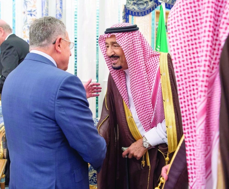 خادم الحرمين خلال مراسم الاستقبال