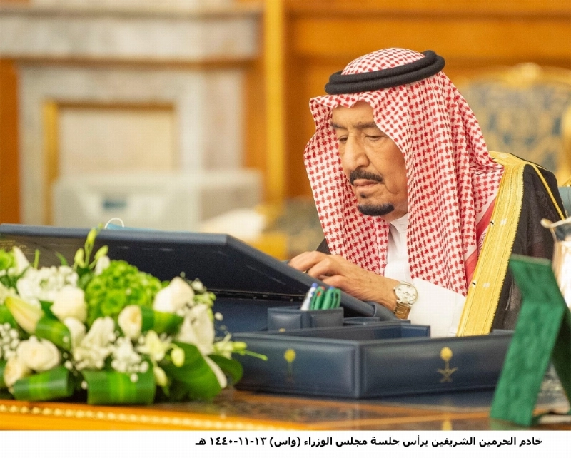 الملك سلمان لدى ترؤسه جلسة مجلس الوزراء في قصر السلام بجدة أمس (واس)