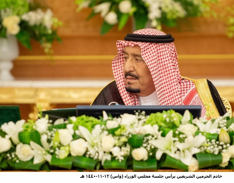 الملك سلمان لدى ترؤسه جلسة مجلس الوزراء في قصر السلام بجدة أمس (واس)