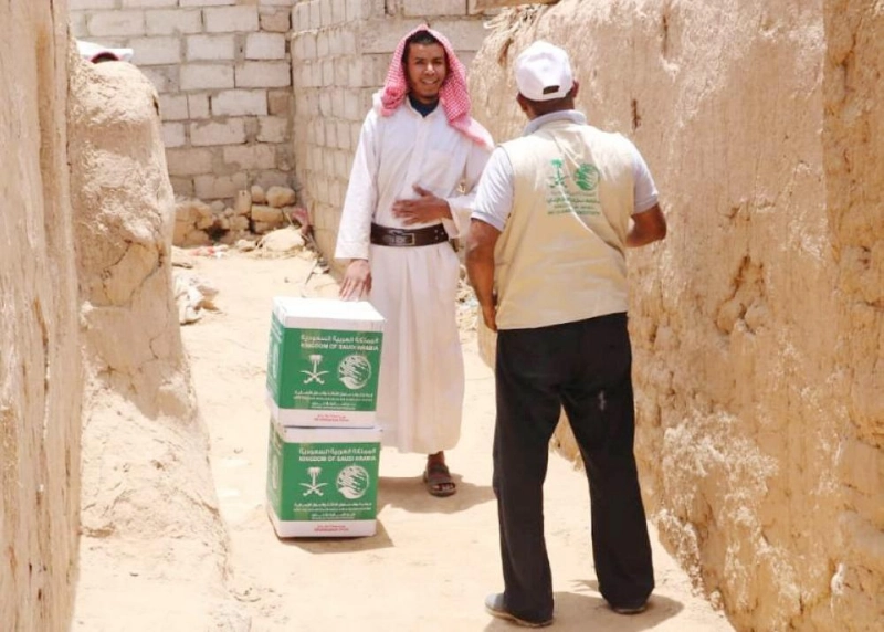 فريق مركز الملك سلمان يوزع المساعدات باليمن (واس)