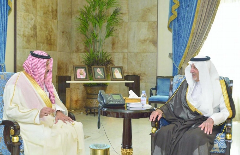 خالد الفيصل لدى استقباله عبدالله الطياري (واس)