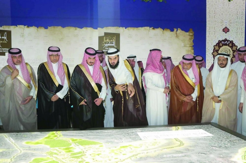 بدر بن سلطان خلال تدشين المعرض (واس)