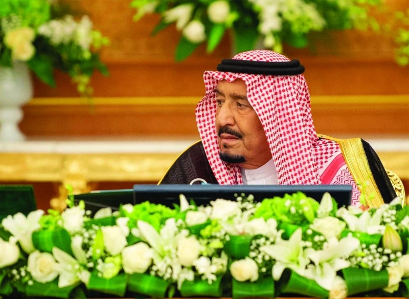 الملك سلمان لدى ترؤسه جلسة مجلس الوزراء في قصر السلام بجدة أمس (واس)