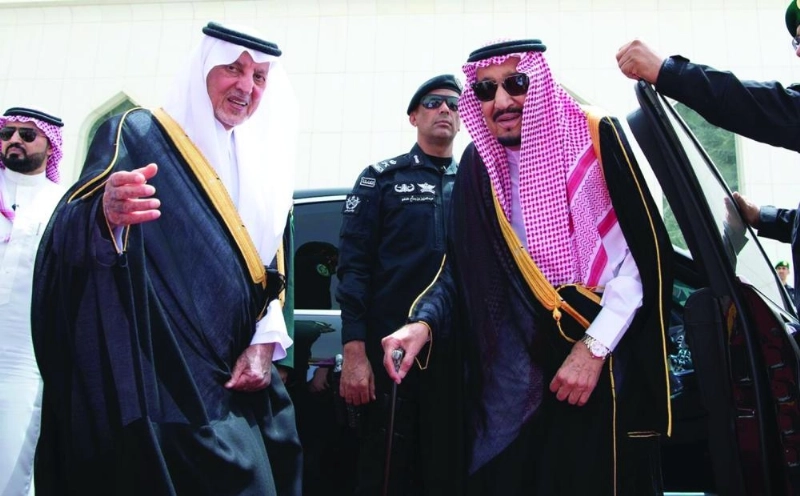 الملك سلمان خلال مغادرته جدة وفي وداعه خالد الفيصل (واس)