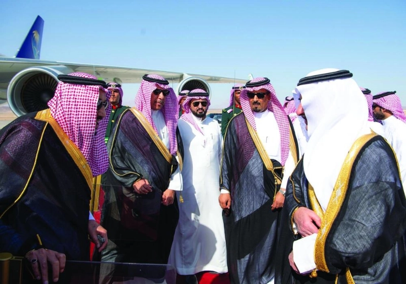 الملك سلمان لحظة وصوله إلى نيوم وفي استقباله فهد بن سلطان