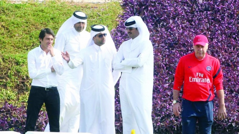 أمير قطر مع الخليفي في معسكر باريس سان جيرمان (مكة)