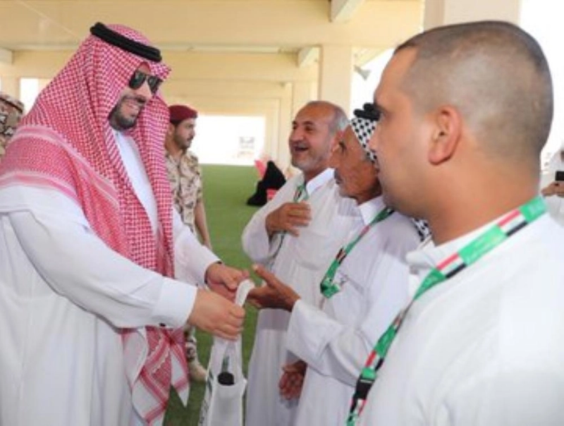 الأمير فيصل بن خالد بن سلطان يستقبل الدفعة الأولى من الحجاج العراقيين