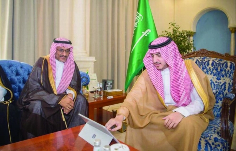 فيصل بن نواف ومحمد القاسم خلال التدشين (واس)
