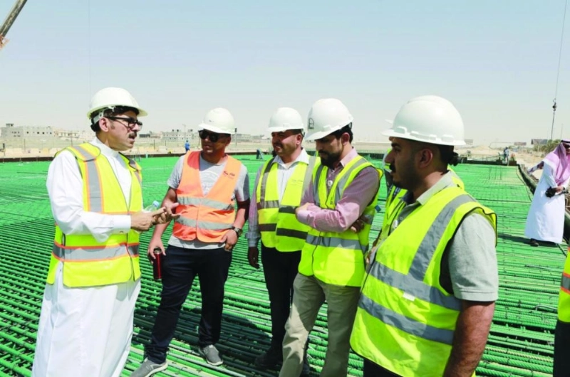 عادل الملحم متفقدا العمل بالمشروع (واس)