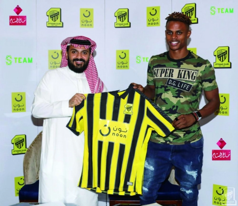 كمارا بعد التوقيع مع رئيس الاتحاد (إعلامي الاتحاد)