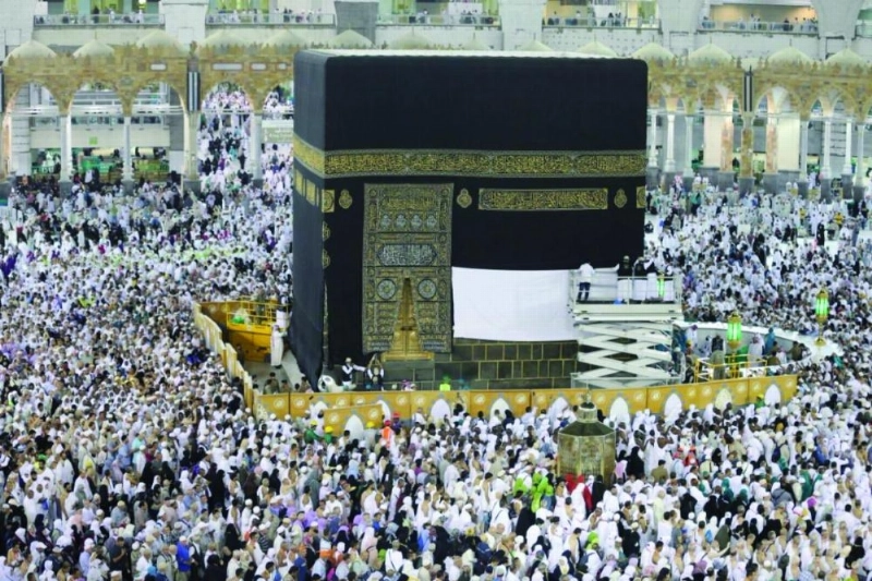فريق العمل أثناء رفع ثوب الكعبة (مكة)
