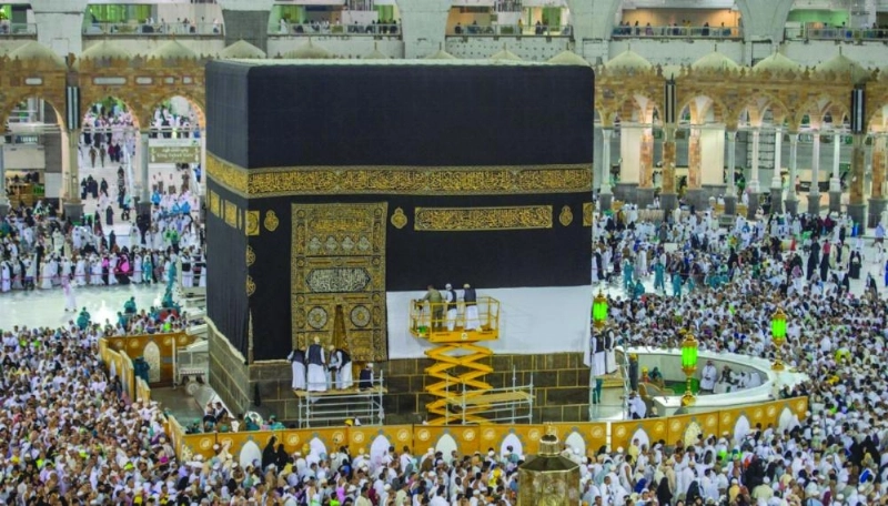 فريق العمل أثناء رفع ثوب الكعبة أمس (مكة)