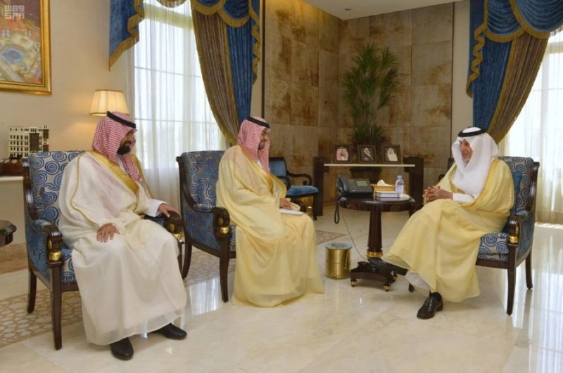 خالد الفيصل أثناء استقباله محافظ الهيئة العامة للجمارك
