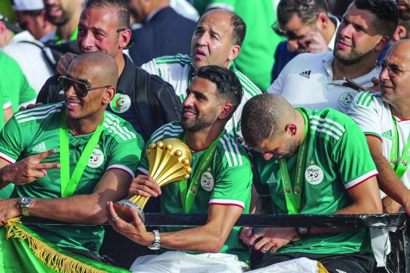 كأس أفريقيا في أيدي رياض محرز وزملائه (د ب أ)
