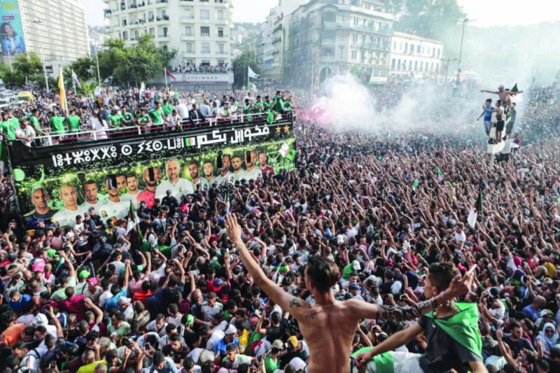 الآلاف يستقبلون منتخب الجزائر (د ب أ)