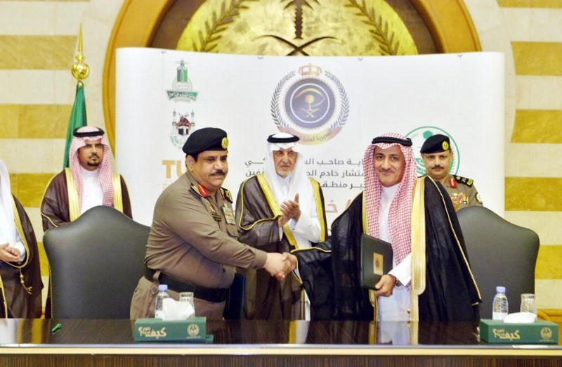 خالد الفيصل لدى حضوره توقيع الشراكات