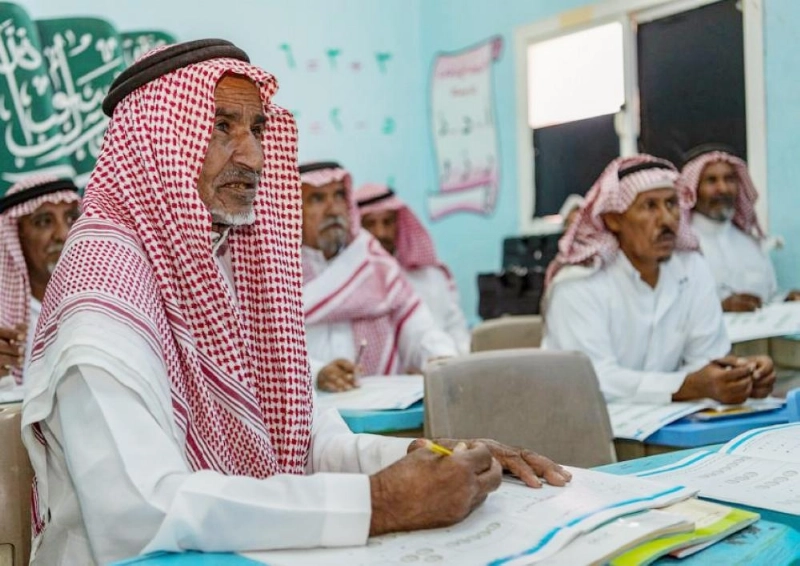مسنون داخل أحد فصول محو الأمية (مكة)