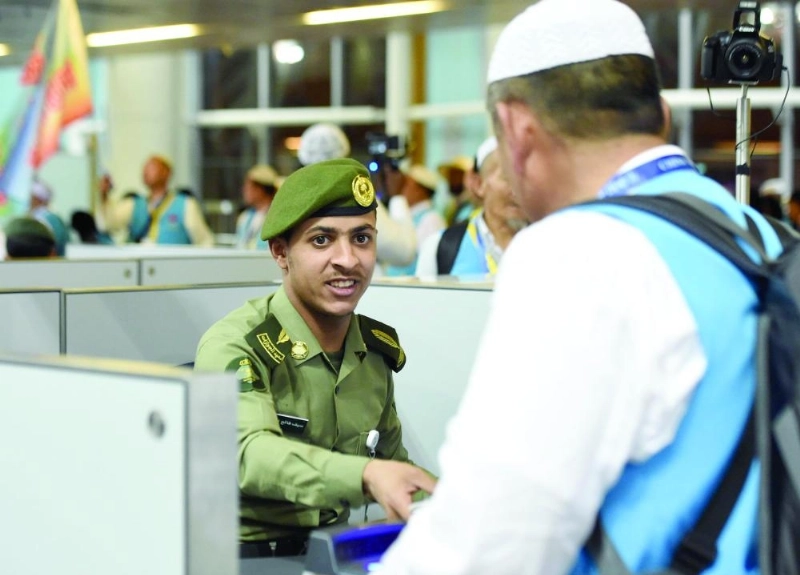 موظف جوازات ينهي إجراءات حاج (واس)