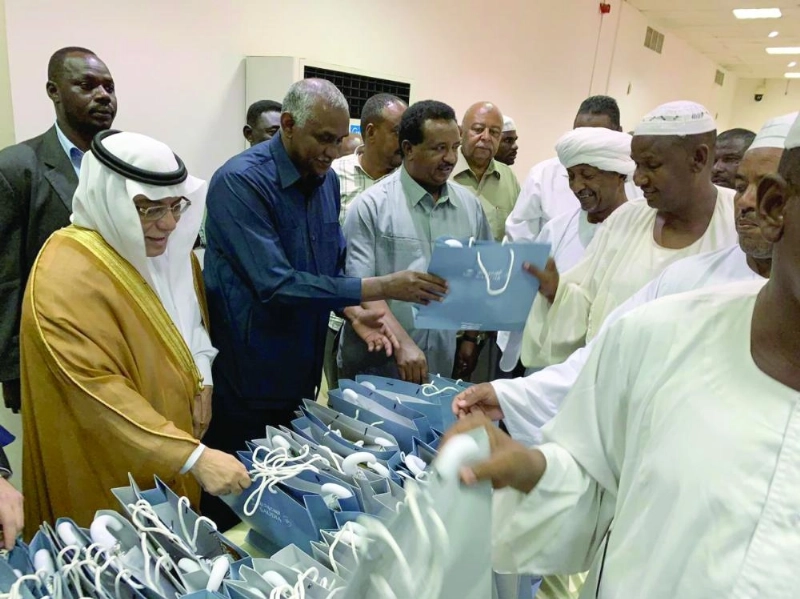 علي بن جعفر مودعا الحجاج (واس)