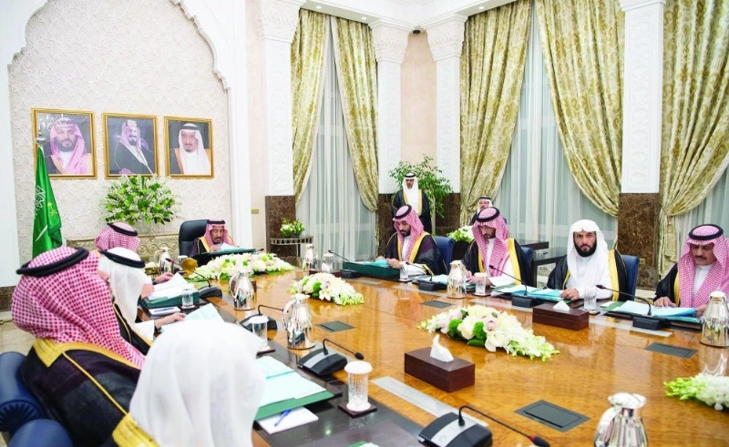 خادم الحرمين الشريفين لدى ترؤسه جلسة مجلس الوزراء في نيوم أمس (واس)