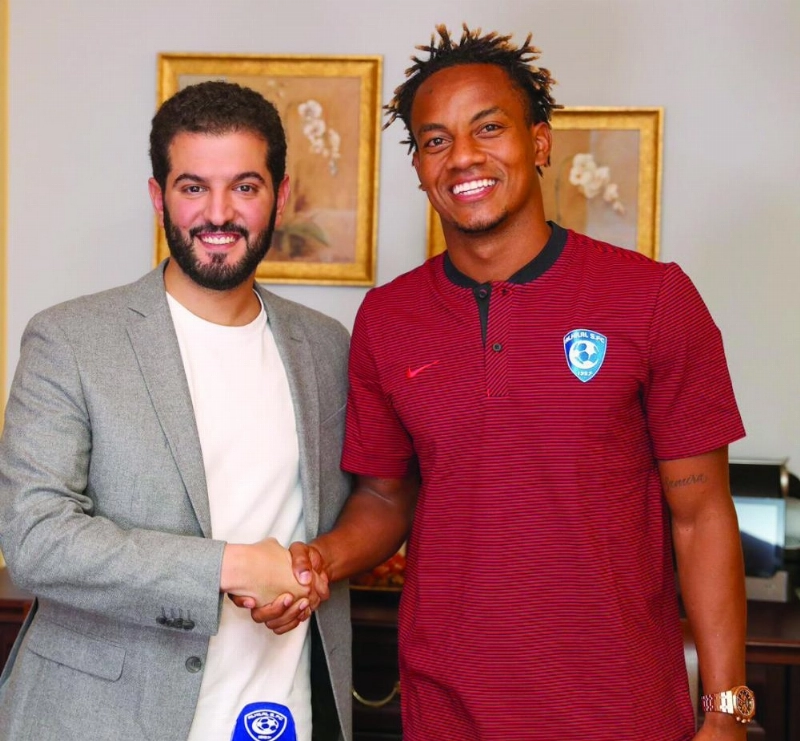كاريو مع فهد بن نافل عقب التوقيع (إعلامي الهلال)