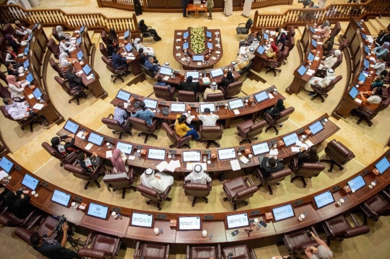 الأعضاء خلال عملية التصويت