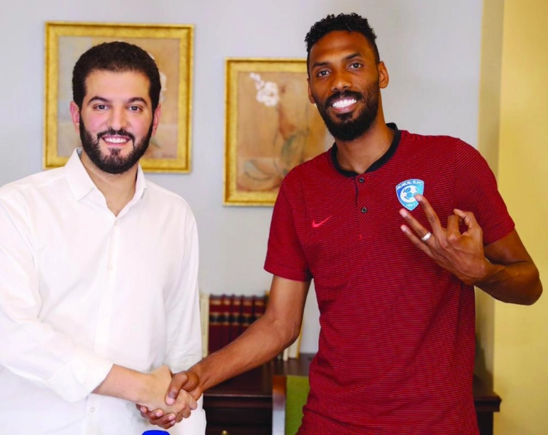 رئيس الهلال مع جحفلي بعد التجديد (إعلامي الهلال)