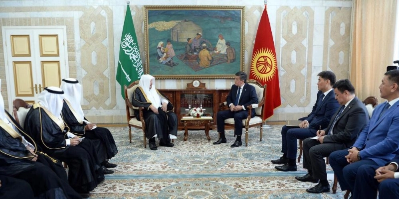 سورونباي جينبيكوف خلال لقائه عبدالله آل الشيخ (واس)
