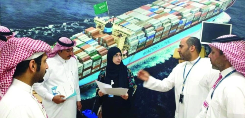 المراقبة أثناء متابعة عملها في ميناء جدة (موانئ)