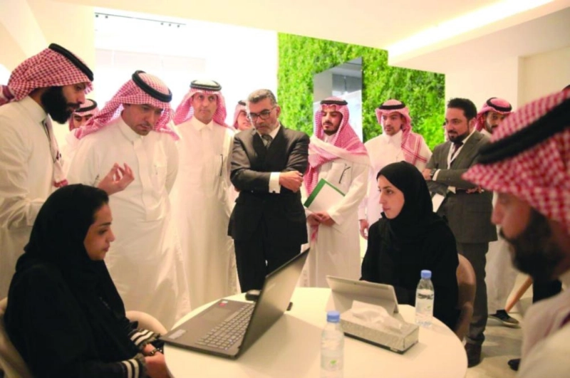 الحقيل خلال زيارته المشروع (الإسكان)