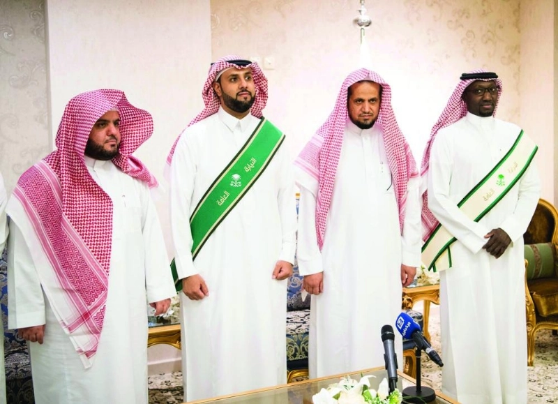 سعود المعجب وأعضاء النيابة العامة خلال اعتماد وشاح المرافعات (واس)