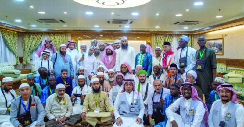 السديس يتوسط عددا من الحجاج (مكة)