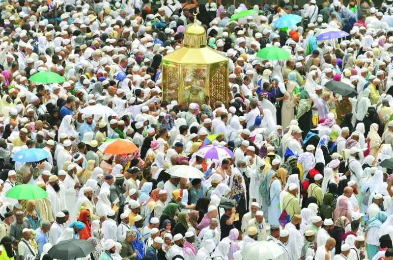 مصلون خلال صلاة الجمعة بالمسجد الحرام (واس)