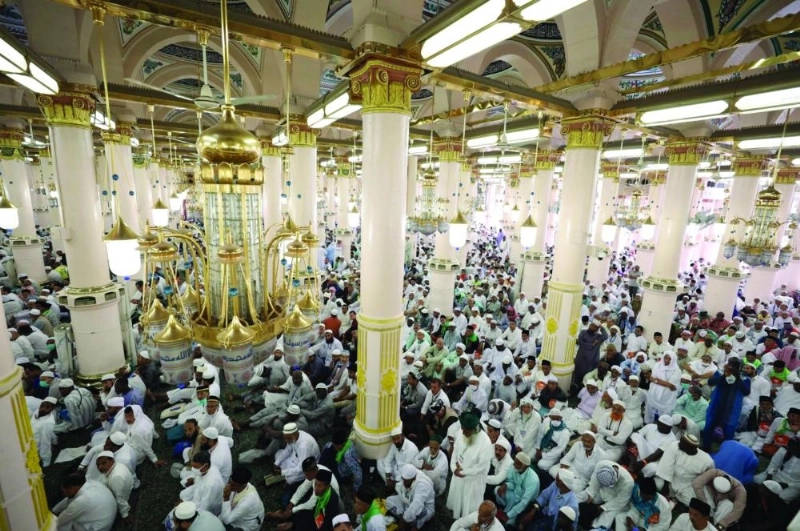مصلون في المسجد النبوي (مكة)