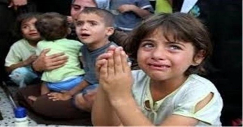 أطفال يشعرون بالحزن والألم