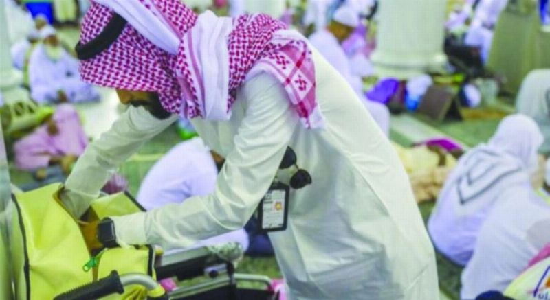 من عمل الفرق الميدانية بالمسجد الحرام (واس)