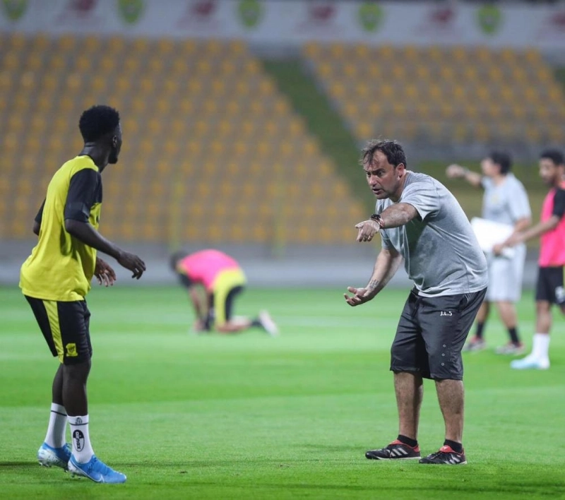 سييرا موجها أحد اللاعبين في تدريبات الاتحاد أمس (إعلامي الاتحاد)
