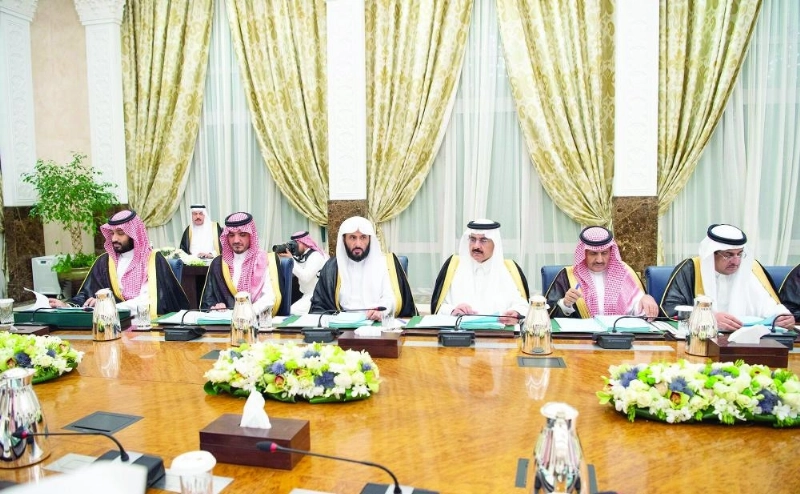 ولي العهد وعدد من الوزراء خلال الجلسة