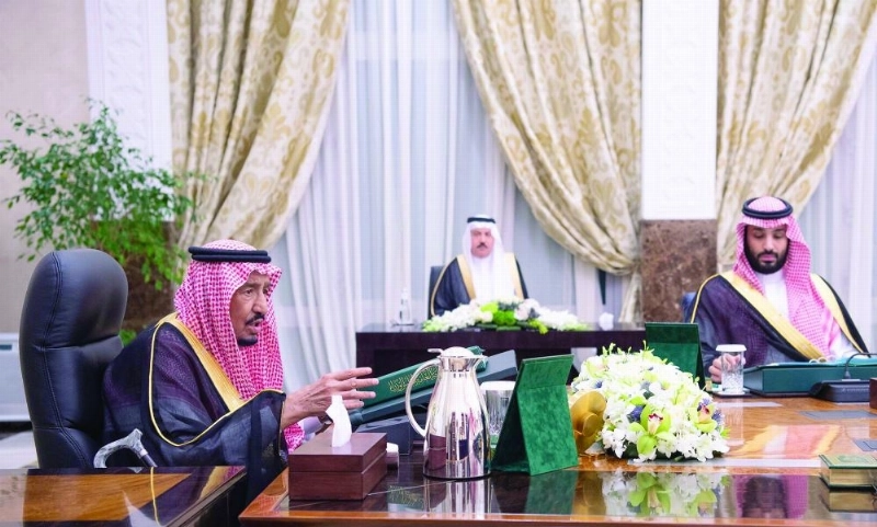 الملك سلمان لدى ترؤسه جلسة مجلس الوزراء في نيوم بمنطقة تبوك أمس (واس)