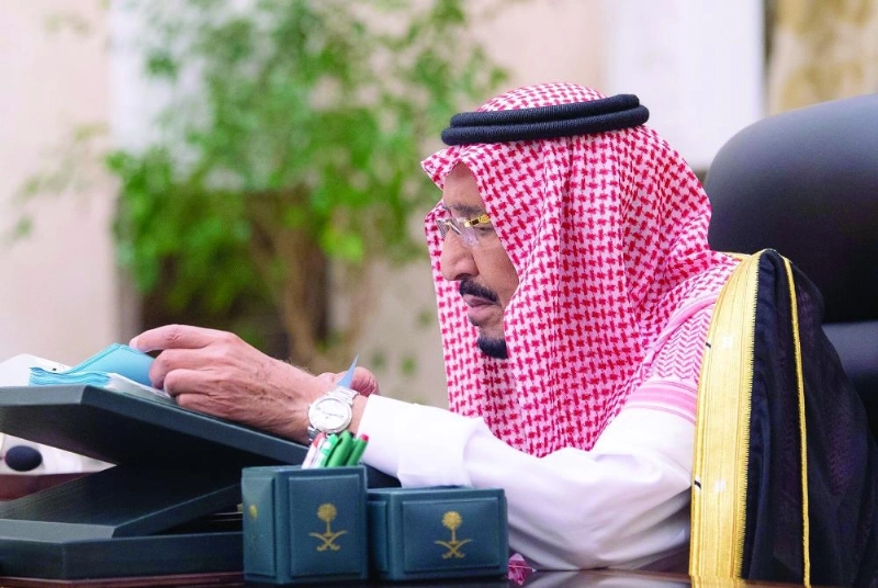 الملك سلمان لدى ترؤسه جلسة مجلس الوزراء في نيوم بمنطقة تبوك أمس (واس)